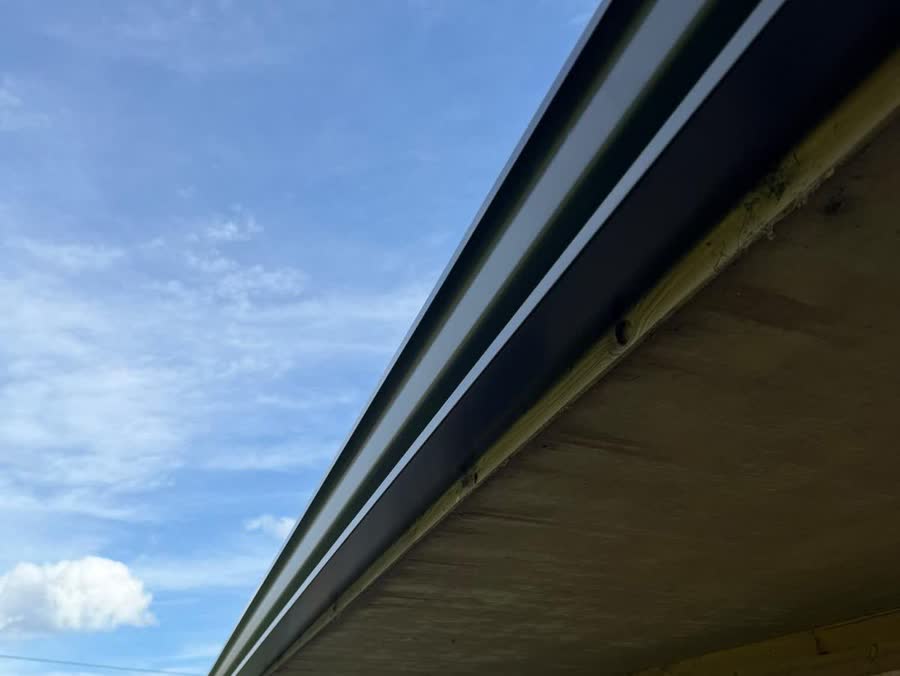 Close view from below of a 5 inch ogee seamless aluminium gutter