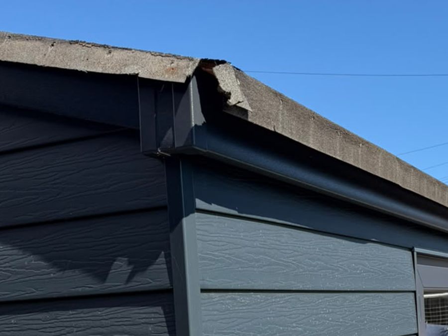 Close view of the corner and stop end of an anthracite seamless aluminium gutter