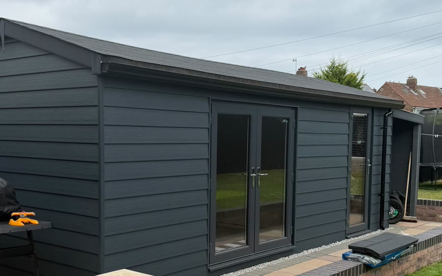 A full elevation of a garden room in Scarborough with one unbroken length of anthracite seamless aluminium guttering along the eave